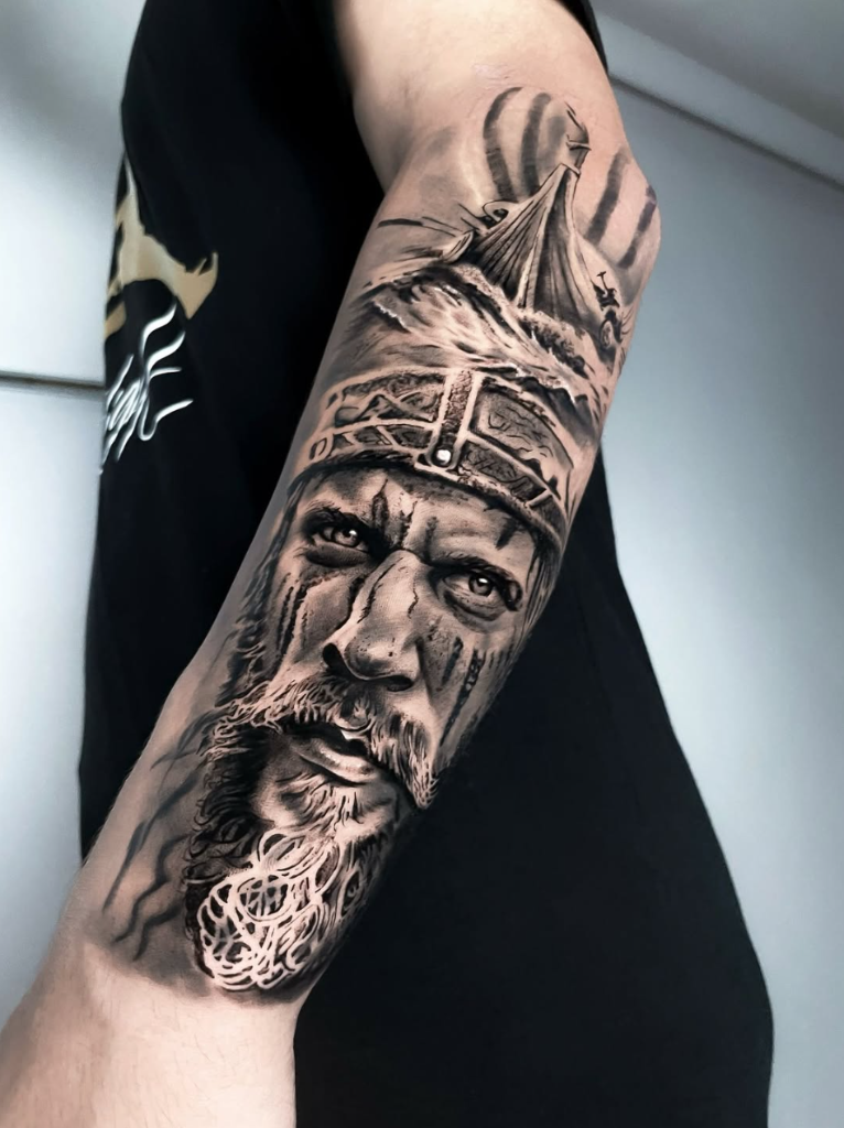 Tatuaje Realismo Guerrero Nórdico